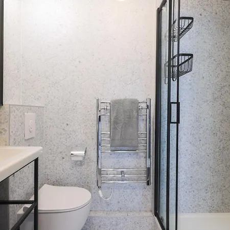 Modern And 2p - Madeleine Apartmán *