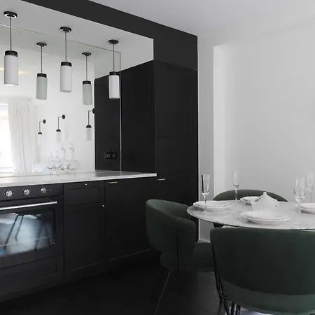 Modern And 2p - Madeleine *